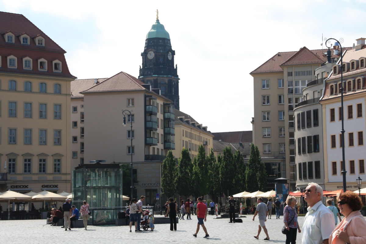 Vom Neumarkt in südliche Richtung geschaut, sieht man den Rathausturm