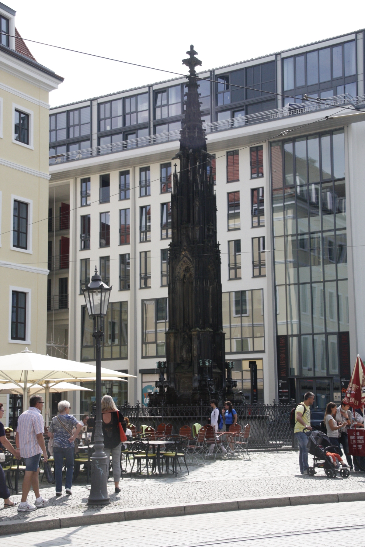 Der Cholerabrunnen auf der Sophienstraße, zwischen Zwinger und Taschenbergpalais.