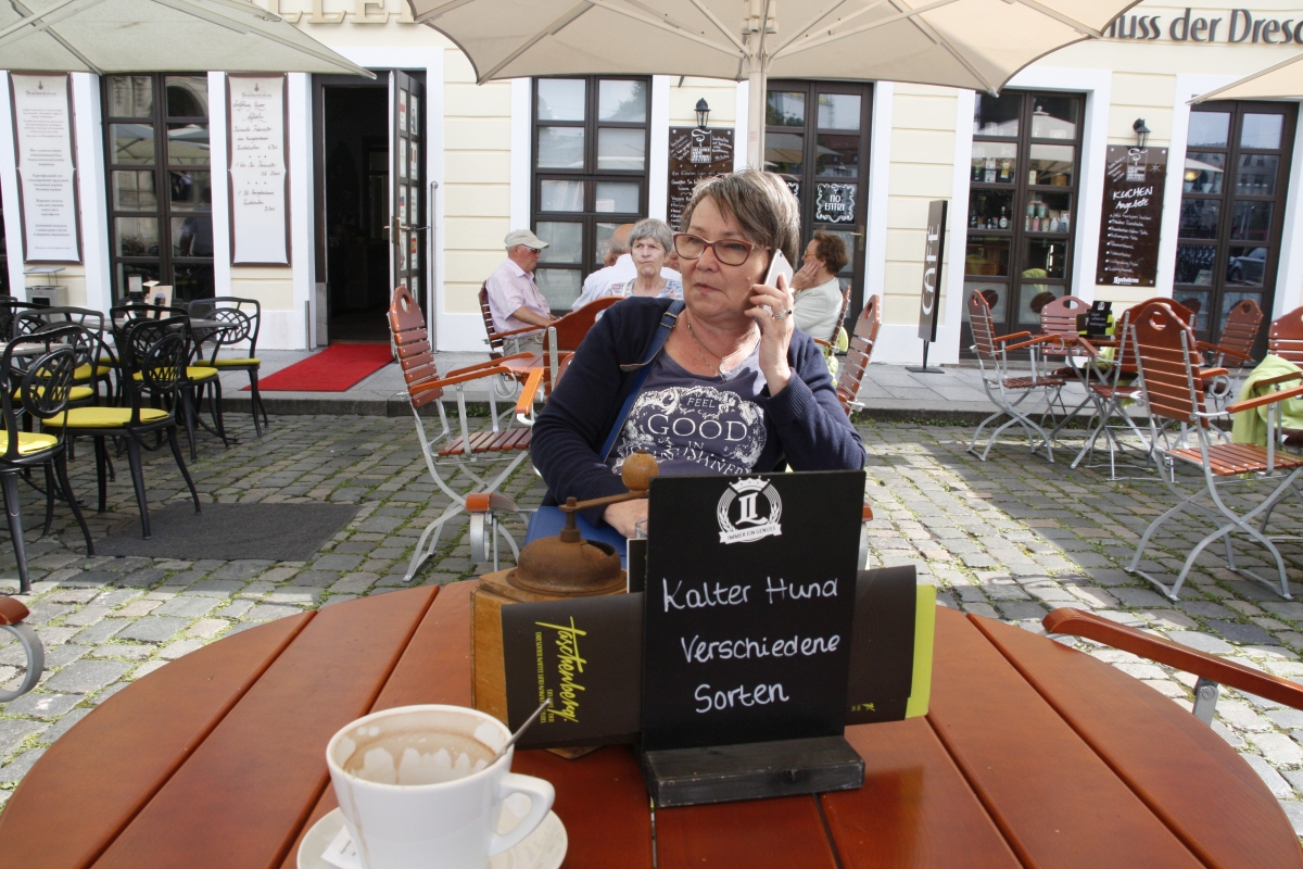 Ramona am Café Taschenberg neben dem Cholerabrunnen