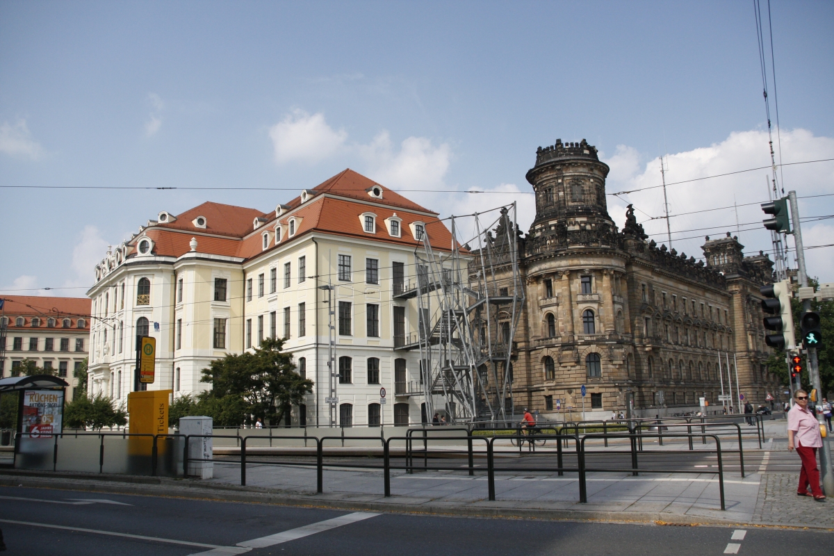Haltestelle Pirnaischer Platz mit Blick auf das Stadtmuseum und Polizeidirektion Dresden